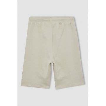 Pantaloni scurti cu imprimeu text si buzunare oblice