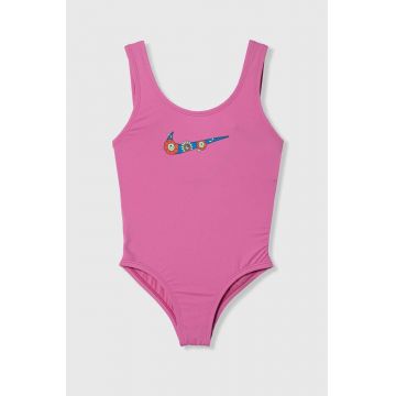 Nike Kids costum de baie dintr-o bucată pentru copii MULTI LOGO culoarea roz