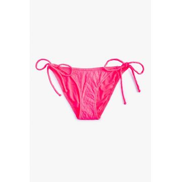 Slip texturat cu snururi laterale