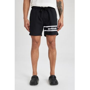 Pantaloni scurti de baie cu imprimeu text