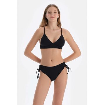 Sutien de baie cu cupe triunghiulare