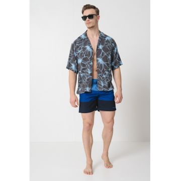 Pantaloni scurti de baie cu buzunare si model colorblock