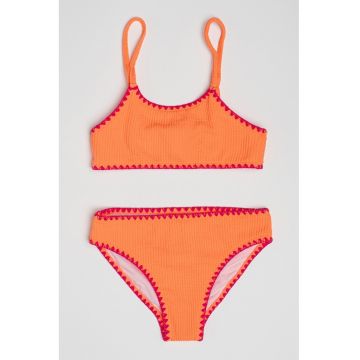 Costum de baie in doua piese cu detalii contrastante