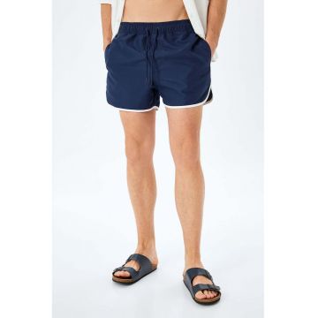 Pantaloni scurti de baie cu detalii contrastante