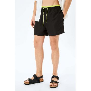 Pantaloni scurti de baie cu talie contrastanta