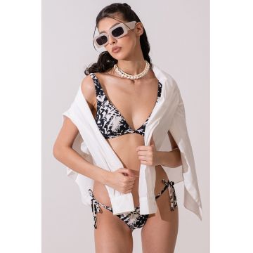 Sutien de baie cu cupe triunghiulare
